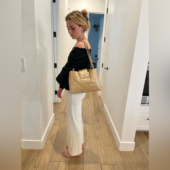 CHANEL Iridescent Pearl Caviar Tote bag - Picture 14 of 14